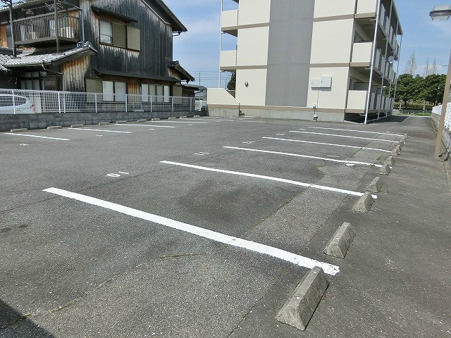 敷地内の舗装された駐車場