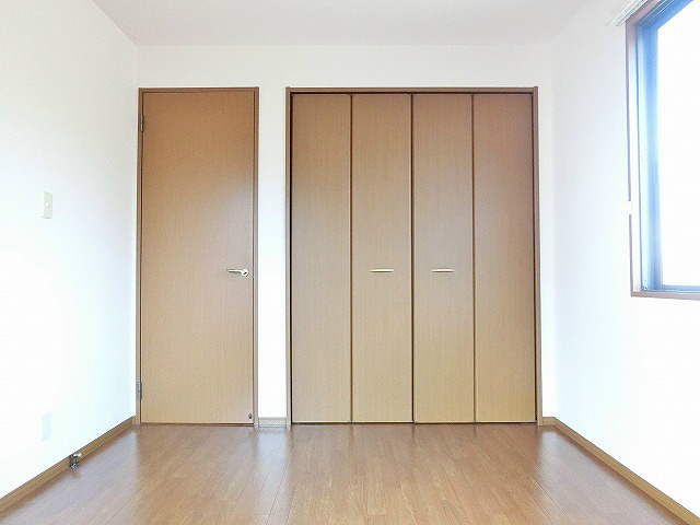 落ち着いた印象の洋室がございます。