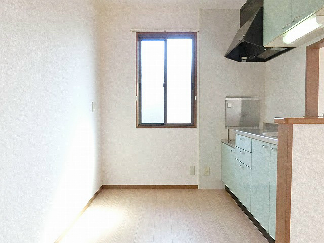 窓が施されたキッチンです。明るい光と爽やかな風を取り込めます。