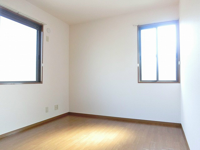 明るさと落ち着きを感じる2面採光の洋室