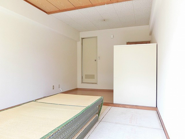 明るいお部屋だと見て取れます。