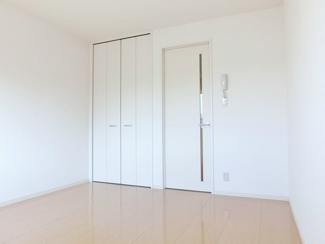 洋室ドアは採光も考えられたデザイン