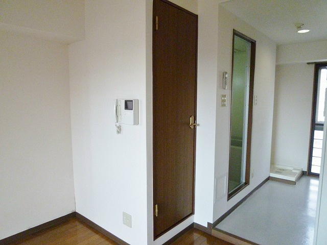 浴室とトイレ（手前ドア）が別々