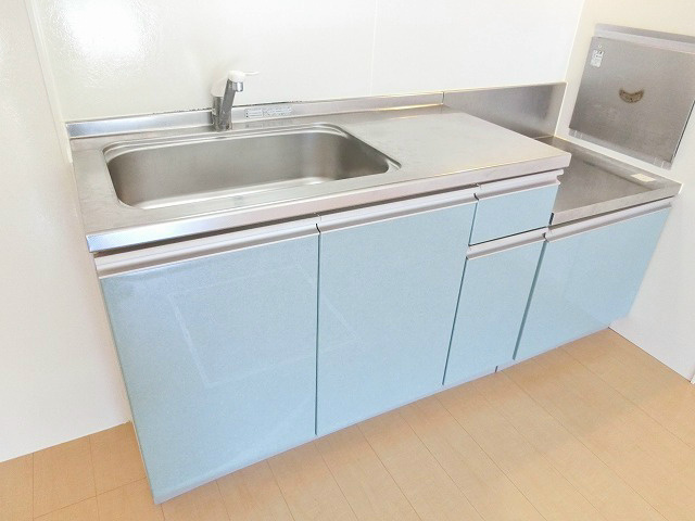 爽やかなカラーのキッチン。コンロの設置が可能です。