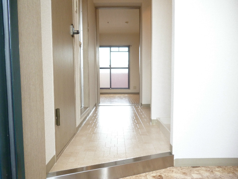 玄関からのお部屋も明るいです