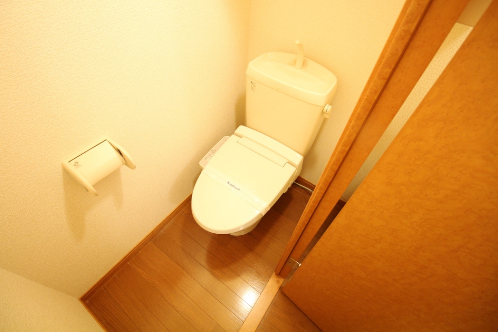 温水便座付きトイレ（部屋によりトイレの配置は異なります。）