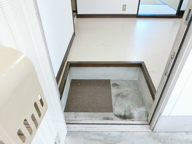 子供が靴を履きやすい段差のある玄関。
