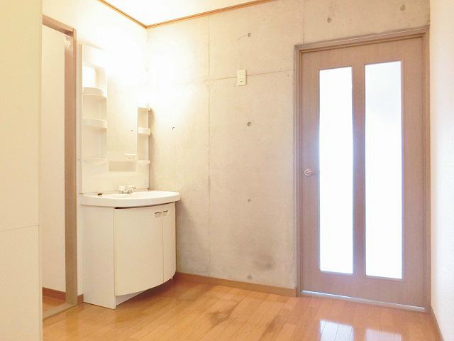 洗面台とコンクリートむき出しの壁の組み合わせ