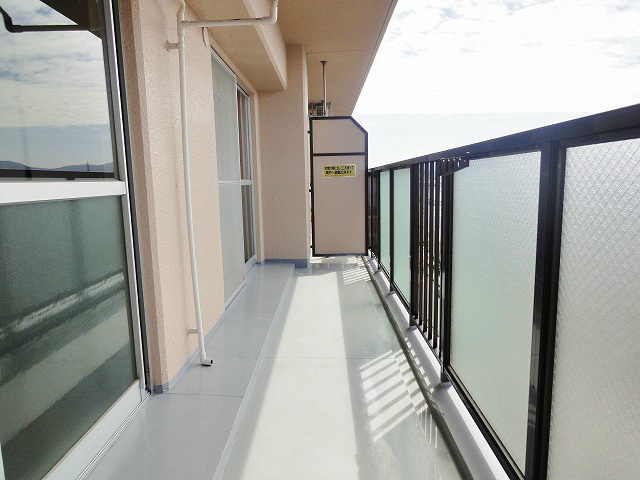 広いベランダで洗濯物も沢山干せます。