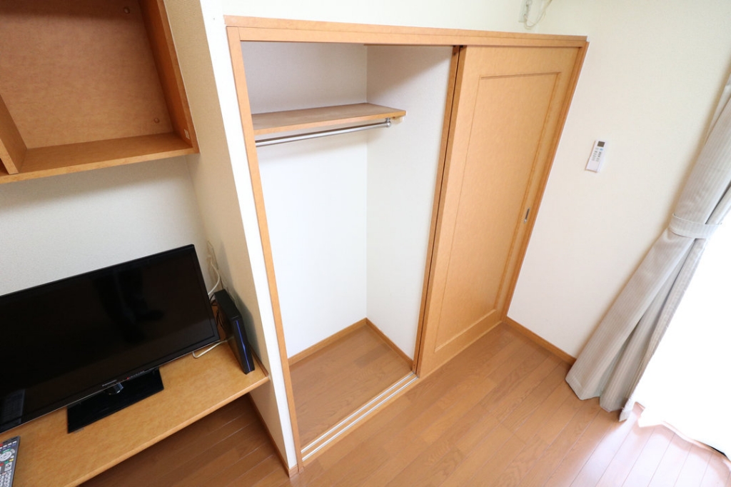 大型クローゼットで衣服をたくさん収納できます。