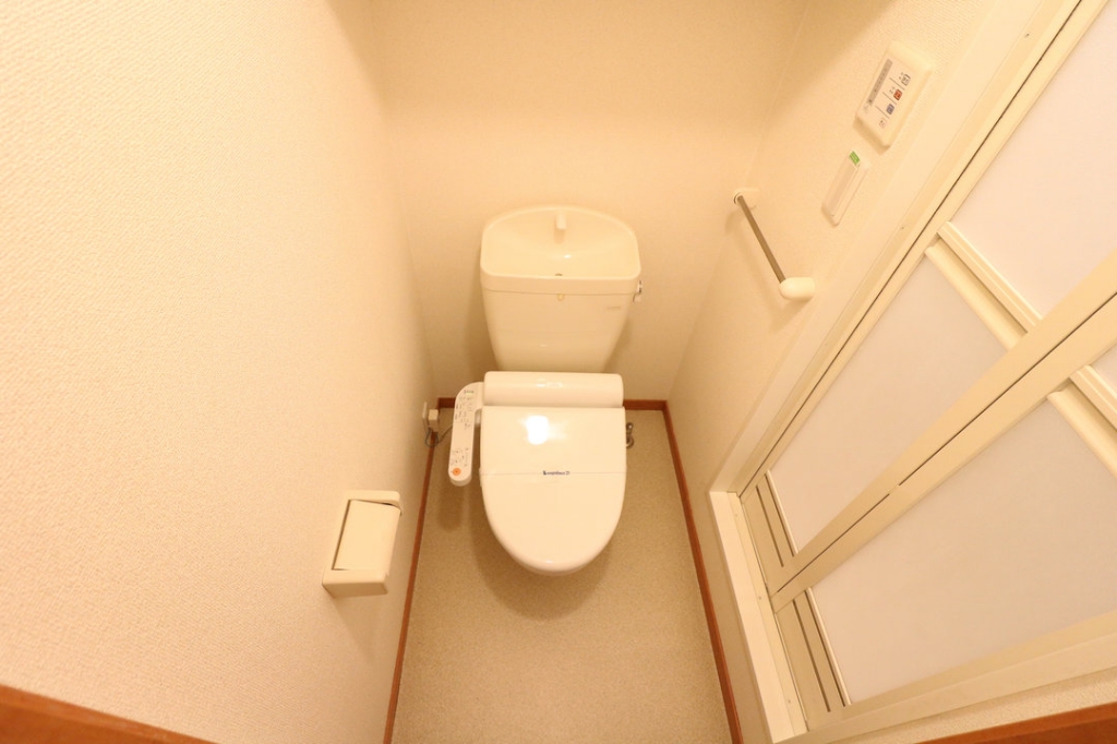 温水洗浄便座もついて快適です。