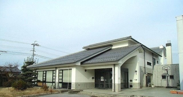 東近江市立五個荘図書館まで400m