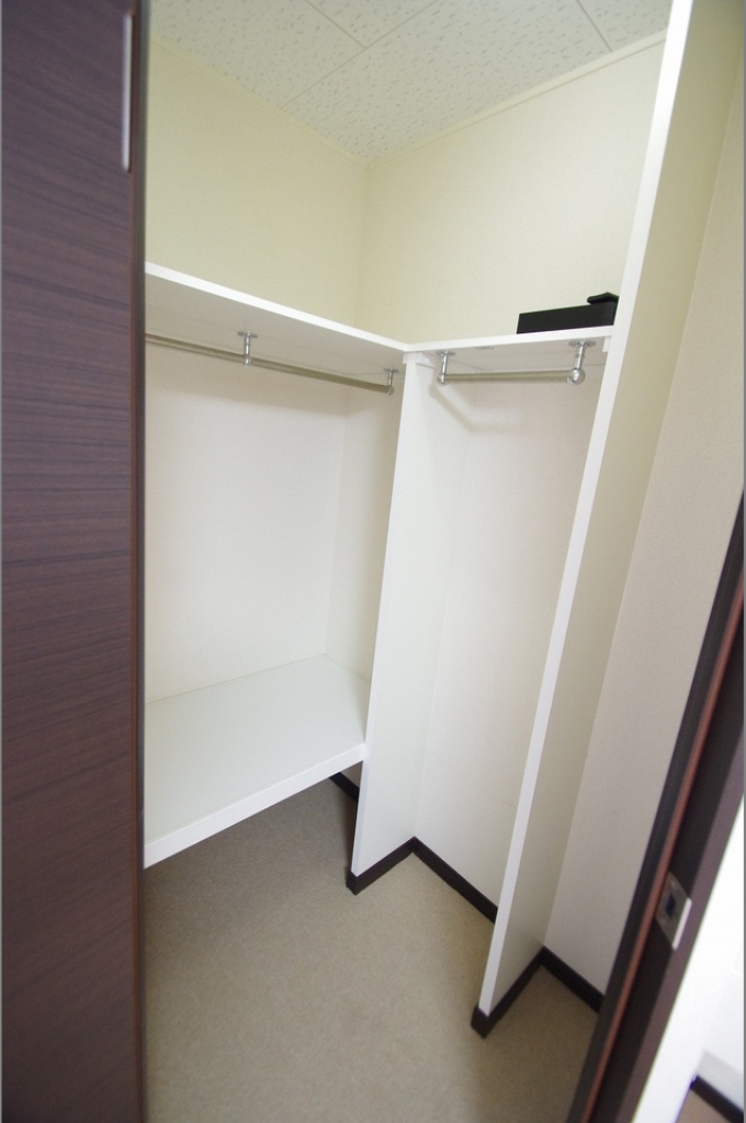 お部屋にはウォークインクローゼットもあります♪