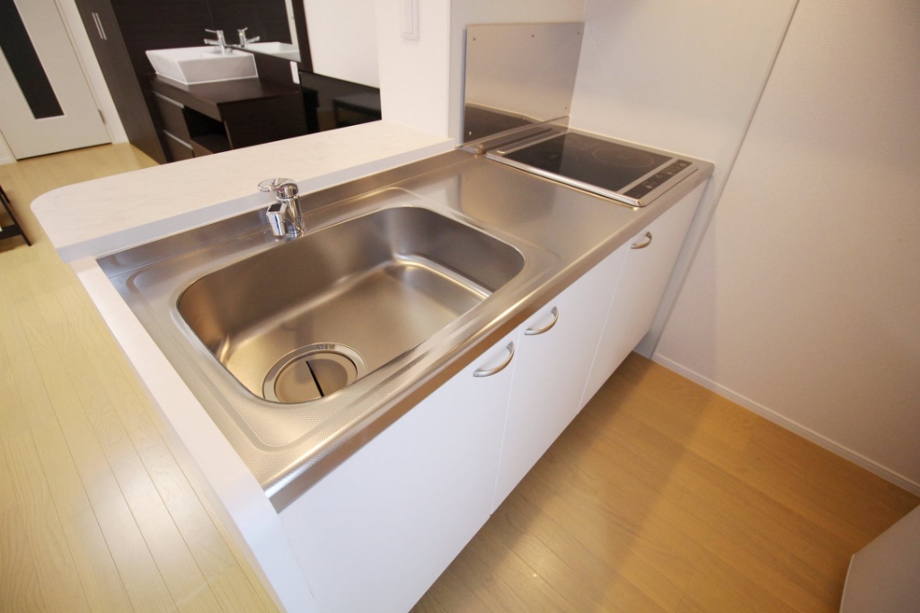 ＩＨコンロ付きのキッチンです♪（※部屋により配置の反転有り）