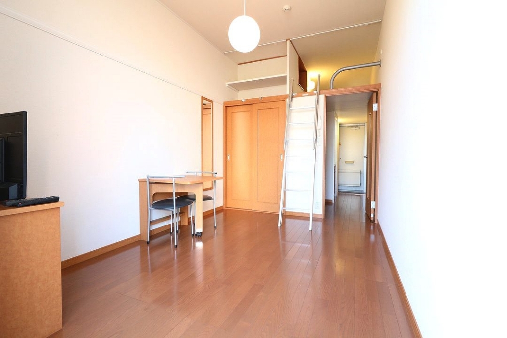 天井が高く、開放的な空間です。（設置備品の仕様は異なります）