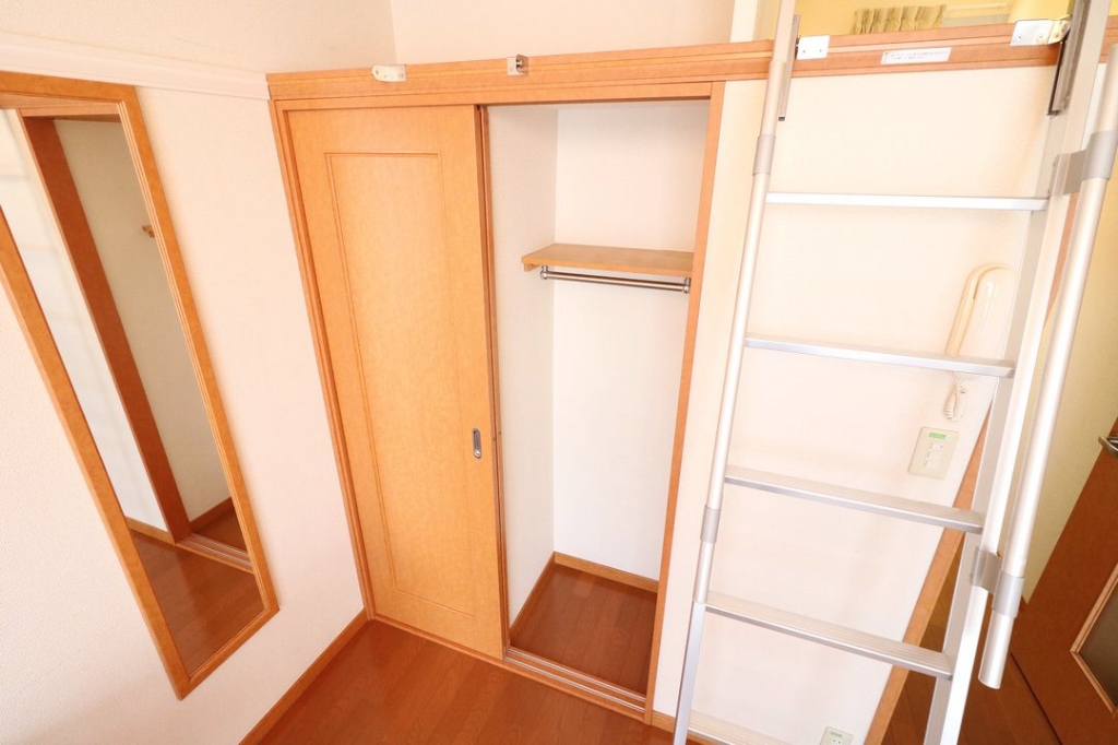 クローゼットには収納棚もあり便利です。